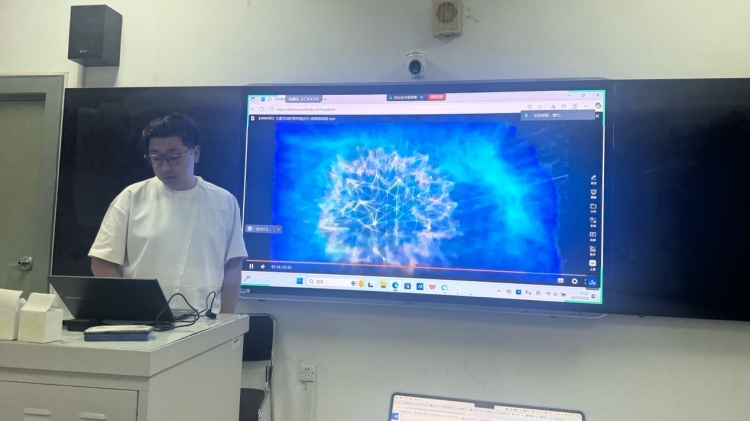 桌子上的电脑和电视 描述已自动生成