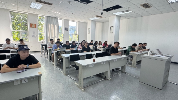 人们在房间里 描述已自动生成