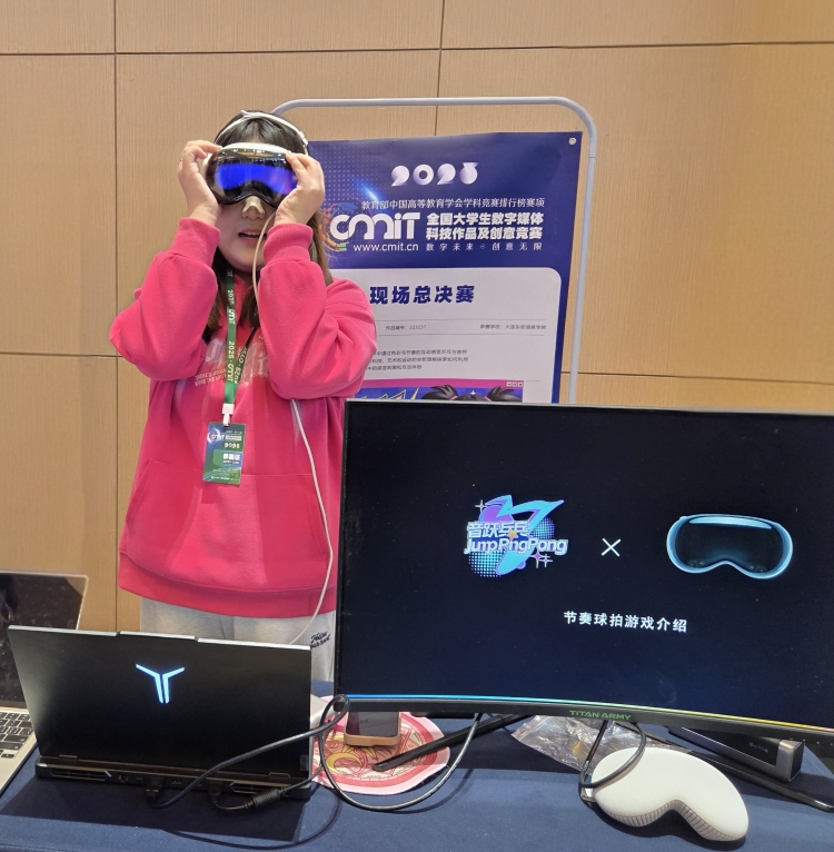 图片包含 人, 室内, 手机, 电话 描述已自动生成