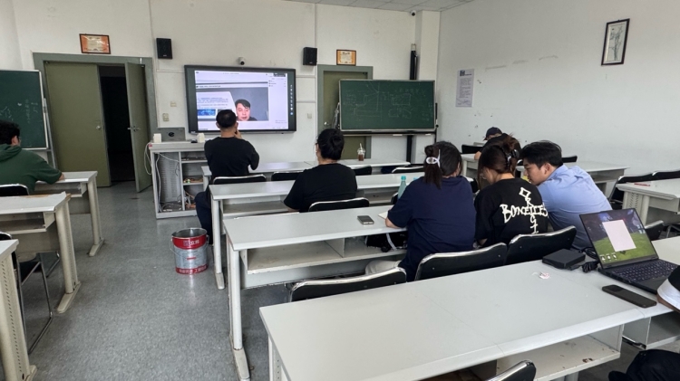 人们在室内玩桌子上的电脑 描述已自动生成