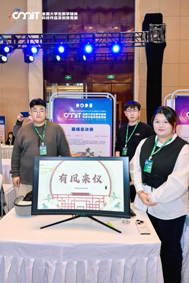 男人和女人在切蛋糕 低可信度描述已自动生成