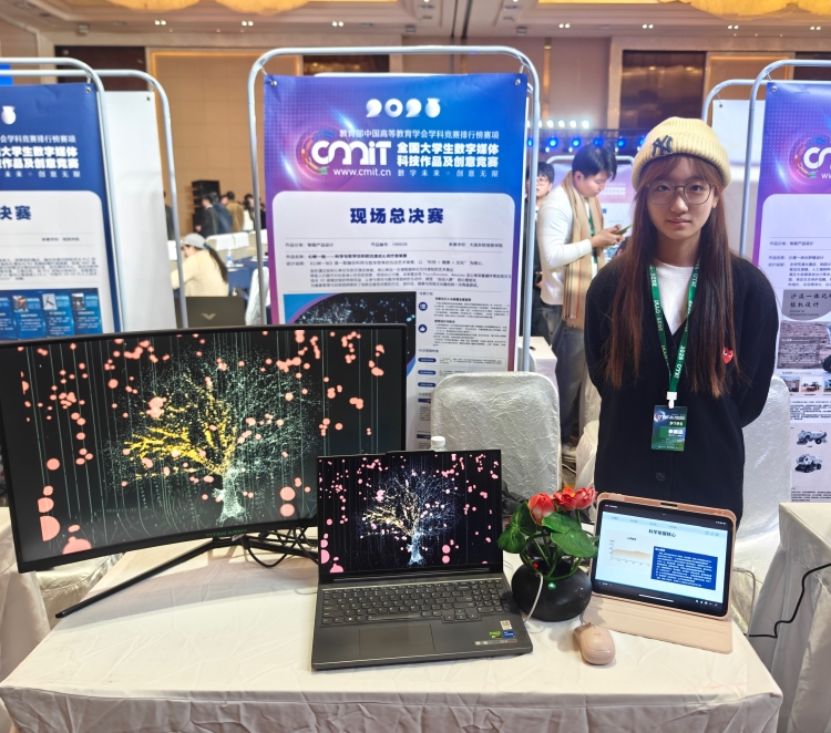 桌子上摆放着广告卡片和电脑 中度可信度描述已自动生成