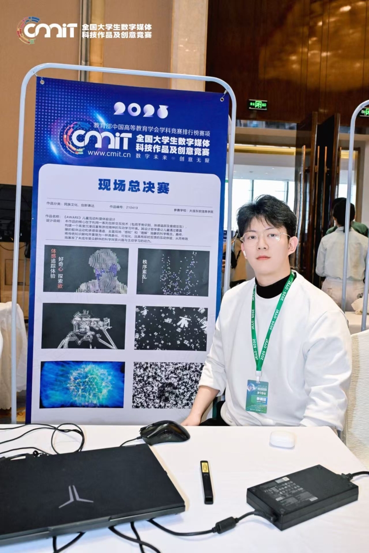 桌子上放着笔记本电脑前的人 中度可信度描述已自动生成