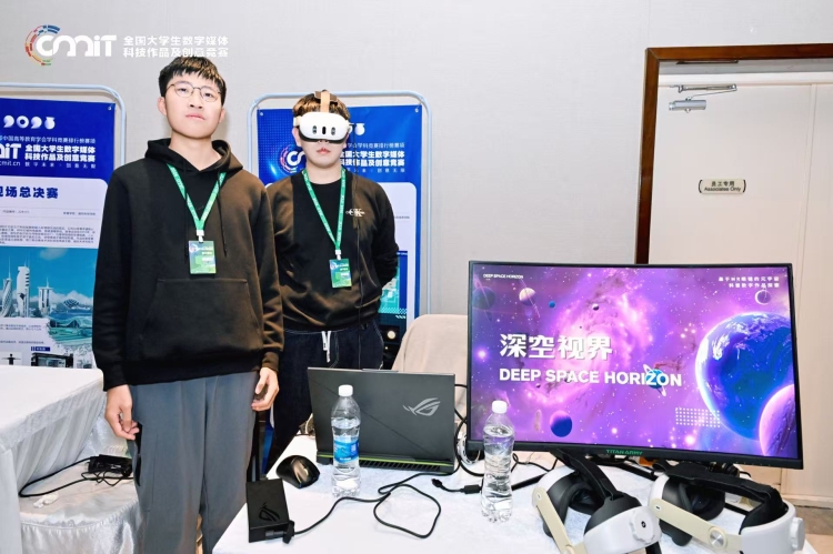 男人和女人站在电脑前 中度可信度描述已自动生成