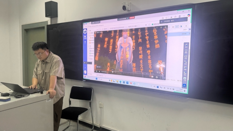 电脑前的人 描述已自动生成